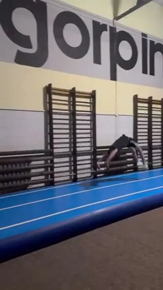 Діти тренуються на доріжці acro gorpinchenko