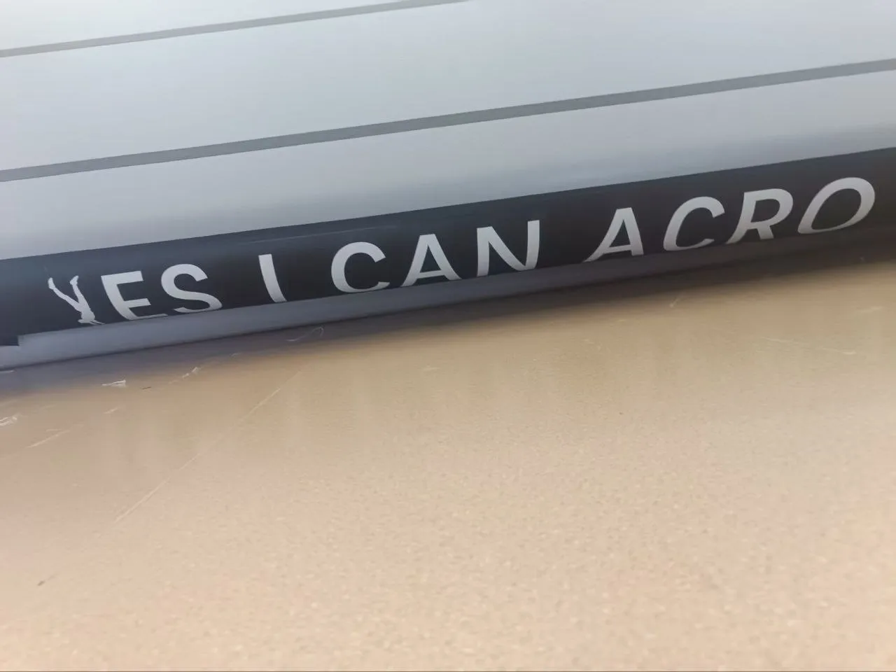 Напис Yes I Can Acro на доріжці